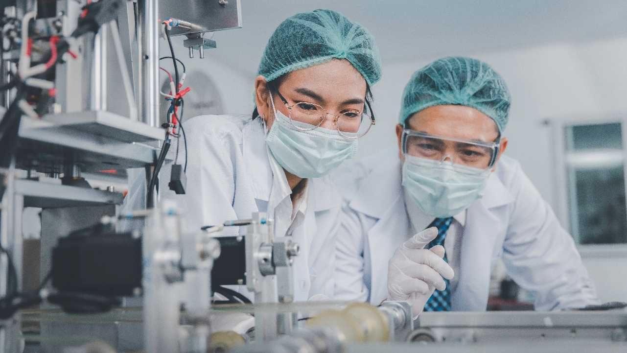 Two scientist experimenting in a pharma lab